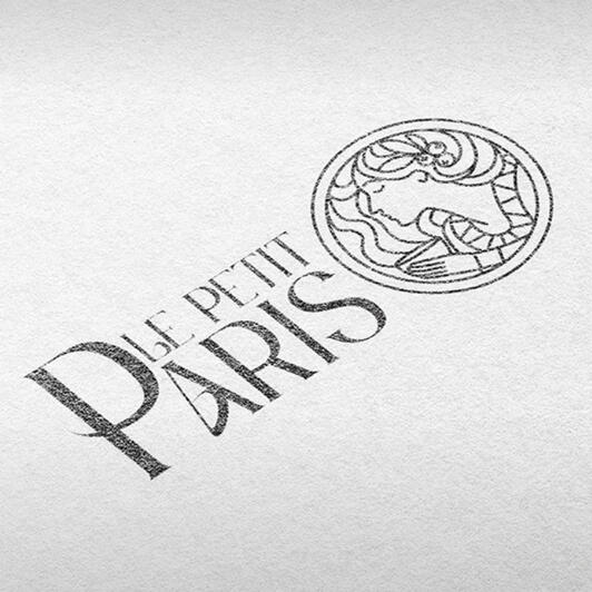 Le petit Paris – сеть небольших и уютных кофеен-пекарен рядом с домом. Формат предусматривает неспешное наслаждение чашкой кофе и свежей выпечкой, а также покупки навынос. Вдохновение для фирменного стиля я искала в художественном стиле ар-нуво.