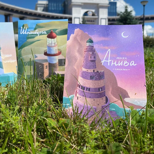 Серия открыток посвящена маякам Сахалинской области. Так как количество открыток было ограничено до трёх, выбраны маяки, расположенные в живописных местах: ・ маяк Анива, ・ маяк Лопатина, ・ маяк Шпанберга.